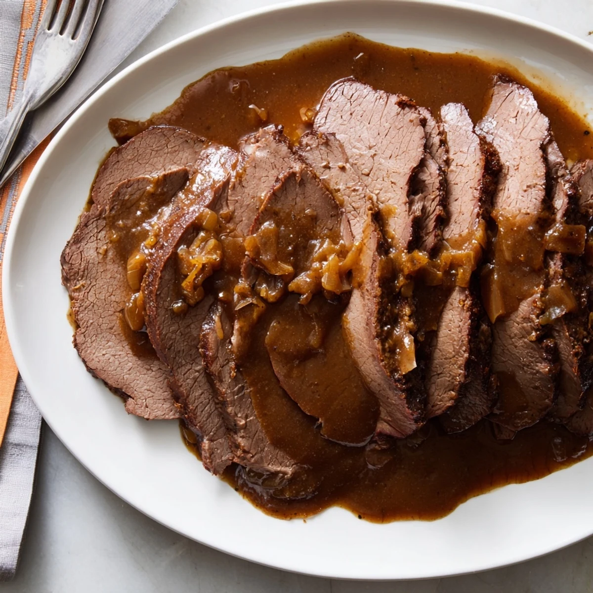 Traditioneller Sauerbraten, mariniert in einer süß-sauren Mischung, serviert mit Gemüse.
