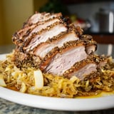 Gebratenes Schweinefleisch mit Sauerkraut