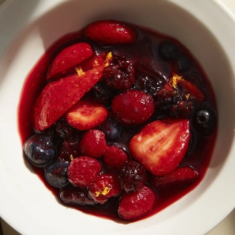 Ein verführerisches Rezept für warmen Beerencoulis, ideal zum Servieren über Pfannkuchen.  