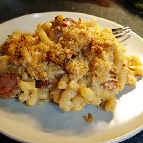 Baked Macaroni and Cheese German Style mit geschmolzenem Käse und gerösteten Zwiebeln.